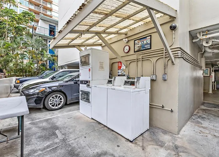 Modern Waikiki Condo Perfect For Beach Getaway!
