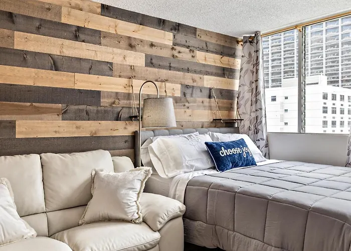 Modern Waikiki Condo Perfect For Beach Getaway!